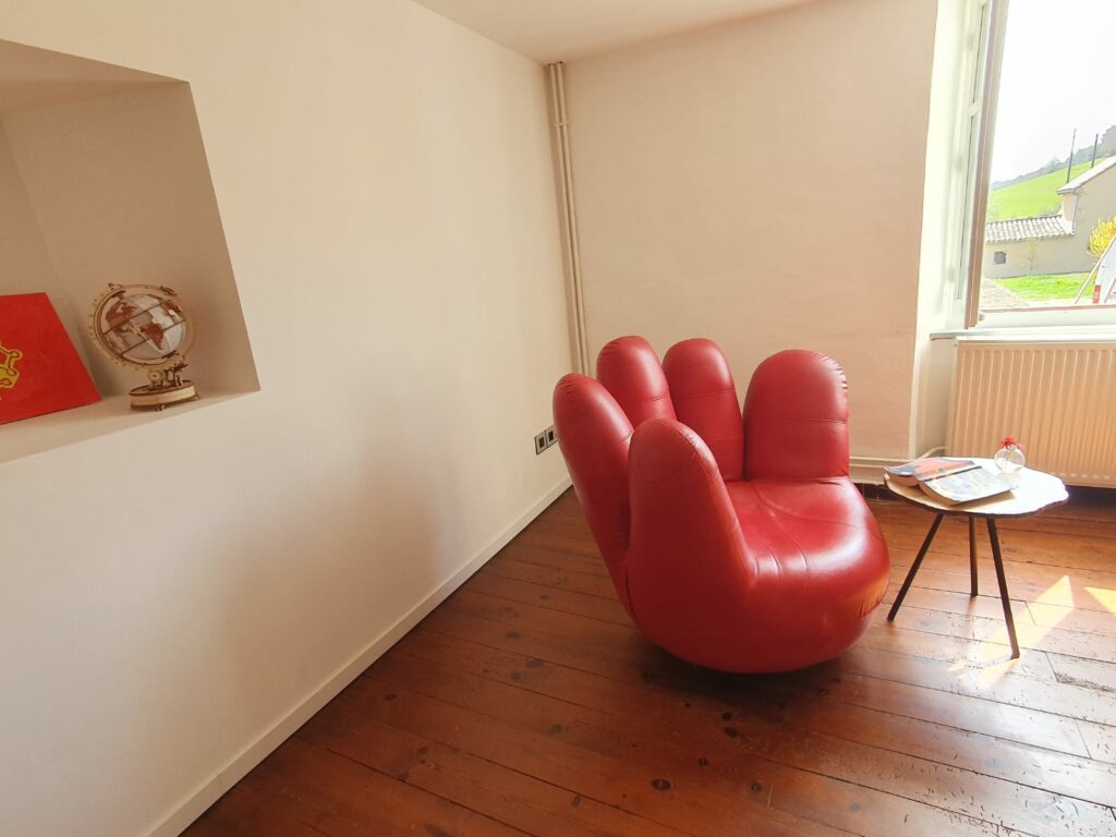 Chambre du gîte en Ariège à l’étage avec lit double et décoration épurée, idéale pour séjourner à Mirepoix
