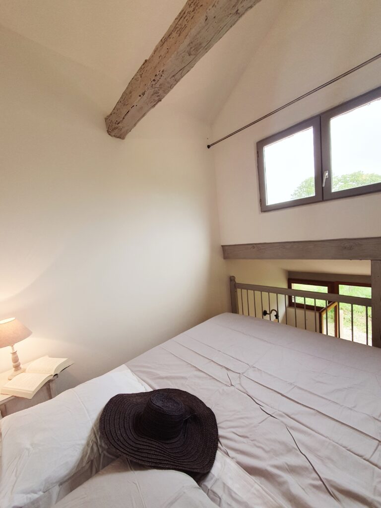 Chambre perchée confortable et lumineuse dans le gîte du Domaine Monbel à Mirepoix, Ariège