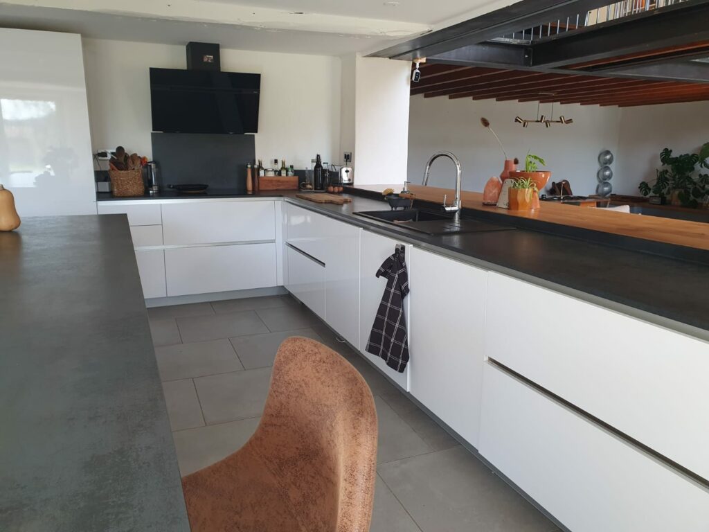 Cuisine spacieuse et entièrement équipée du gîte en Ariège, avec électroménager moderne et espace fonctionnel à Mirepoix