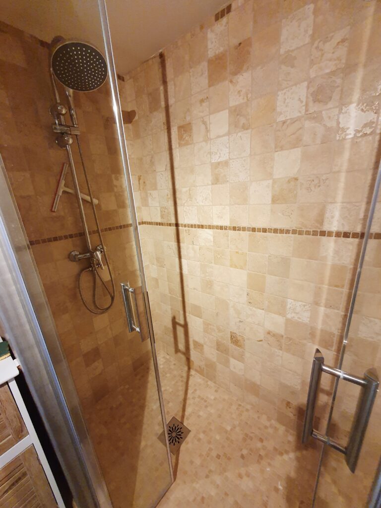 Salle de douche moderne et fonctionnelle du gîte Le Pigeonnier à Mirepoix en Ariège