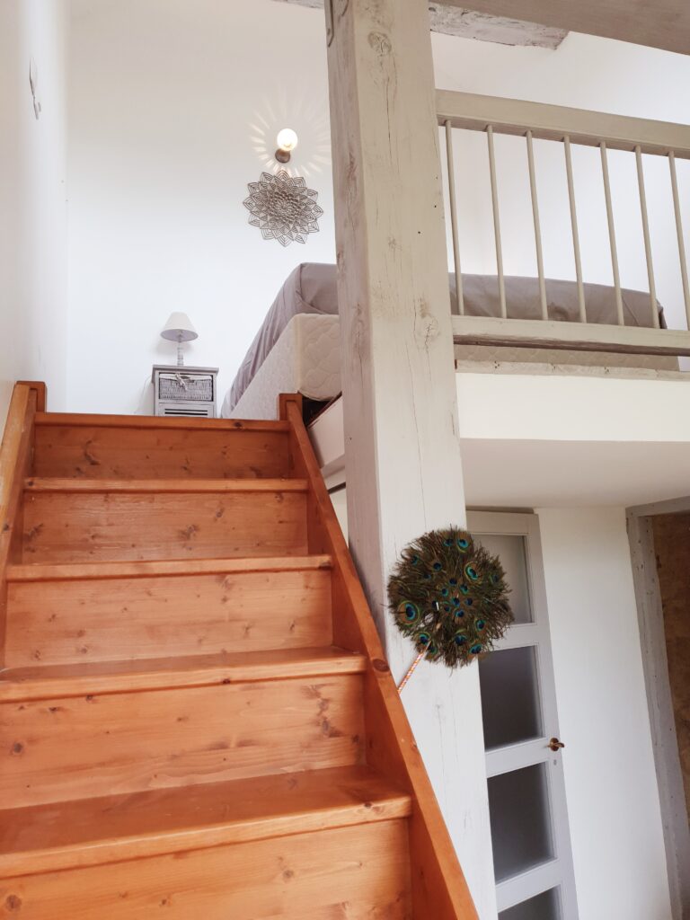 Escalier intérieur vers la chambre perchée dans le gîte du Domaine Monbel à Mirepoix, Ariège
