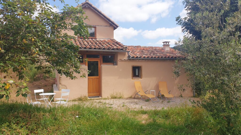 Vue extérieure de la façade du gîte Le Pigeonnier, location proche du Domaine Monbel à Mirepoix en Ariège