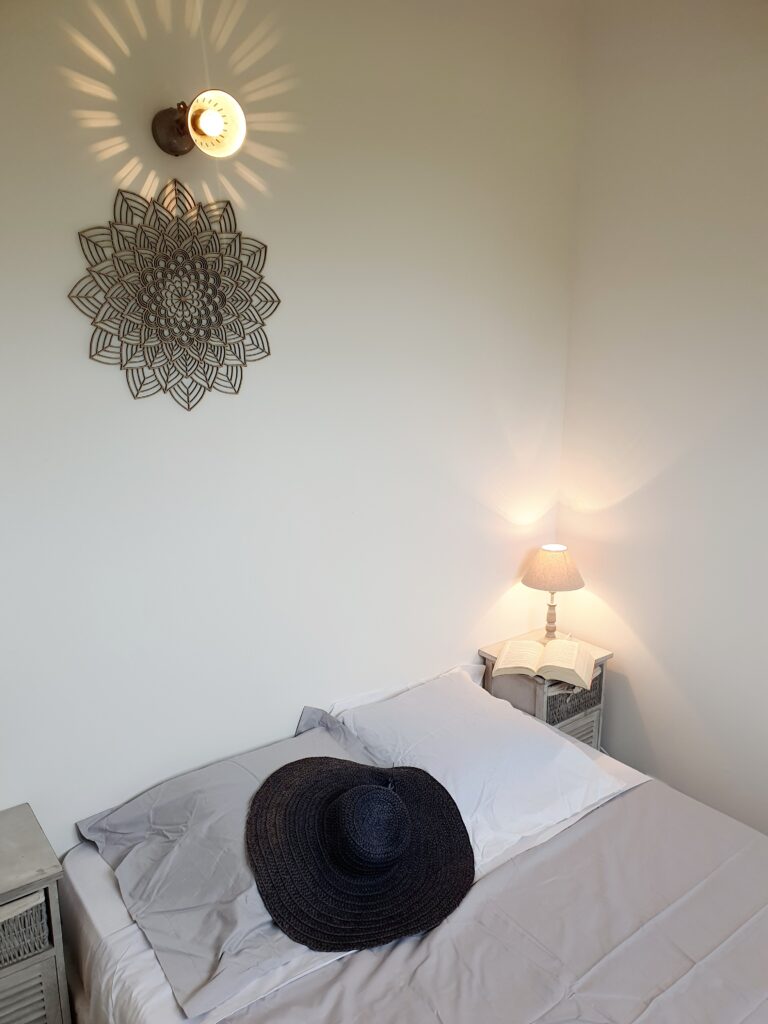 Lit double confortable dans la chambre perchée du gîte Domaine Monbel, Ariège