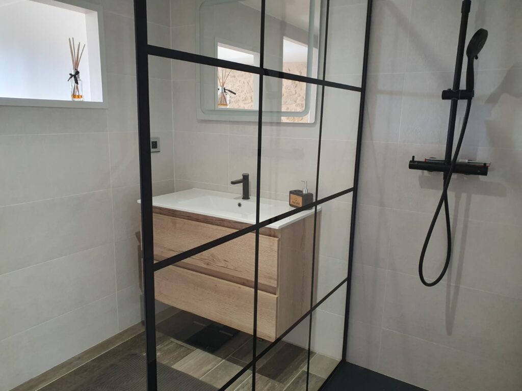 Salle de bain attenante à la chambre du gîte en Ariège, avec douche à l’italienne et espace moderne près de Mirepoix
