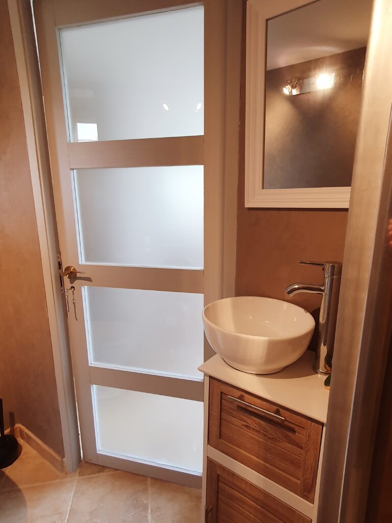 Salle de bain moderne avec lavabo et WC intégrés du gîte Le Pigeonnier à Mirepoix en Ariège