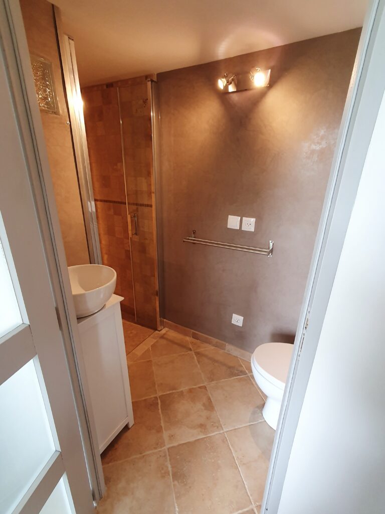 Vue depuis le couloir de la salle de bain moderne du gîte Le Pigeonnier à Mirepoix en Ariège