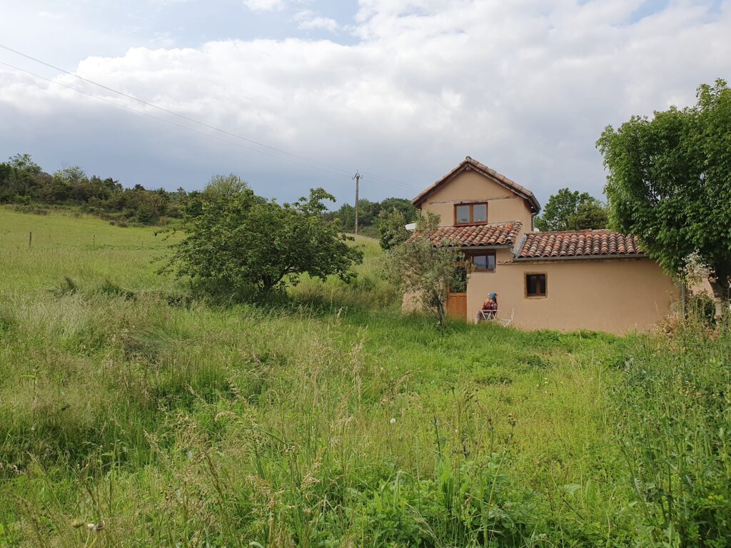 Vue extérieure du gîte Le Pigeonnier au Domaine Monbel, Mirepoix, Ariège
