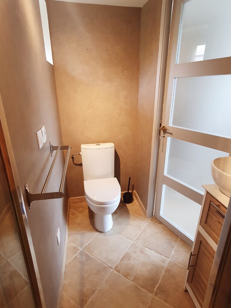 WC intégrés à la salle de bain du gîte Le Pigeonnier à Mirepoix en Ariège