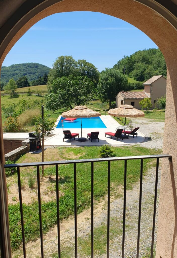 Vue du jardin depuis la maison, piscine, transats, barbecue, parasol