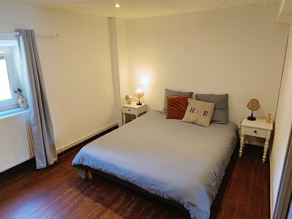 Chambre spacieuse du gîte en Ariège avec un lit en 160