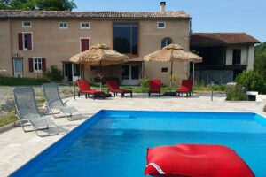 Piscine extérieure du gîte en Ariège, entourée d’un jardin verdoyant, idéale pour se rafraîchir en été.