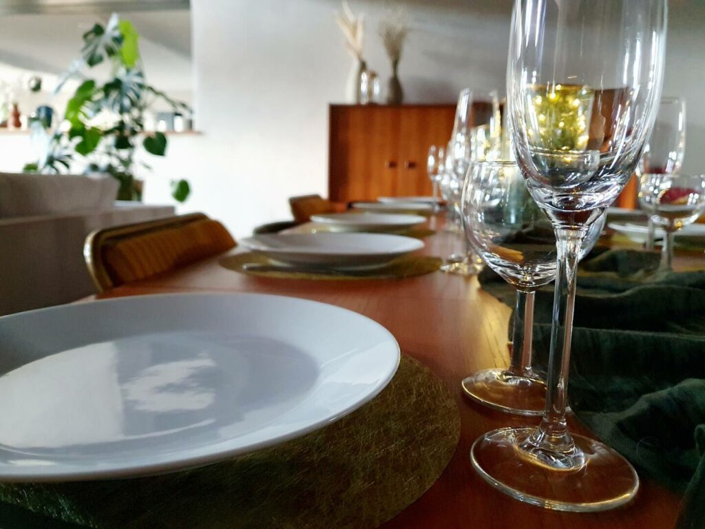 Grande table à manger dressée dans le gîte en Ariège, idéale pour repas en famille ou entre amis à Mirepoix