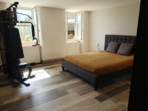 Chambre du gîte en Ariège au rez-de-chaussée avec lit double et accès pratique à Mirepoix