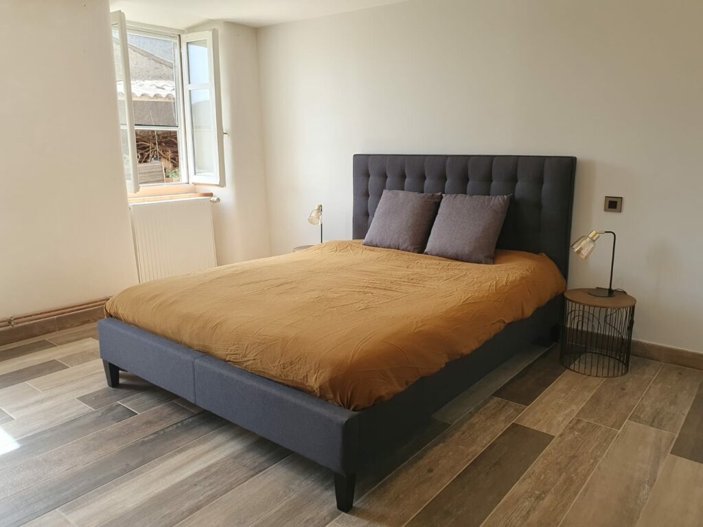 Chambre du gîte en Ariège avec lit double, située au rez-de-chaussée près de Mirepoix