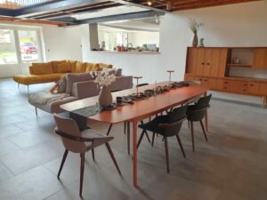 Salle à manger du gîte en Ariège avec grande table et vue sur le salon, espace convivial à Mirepoix