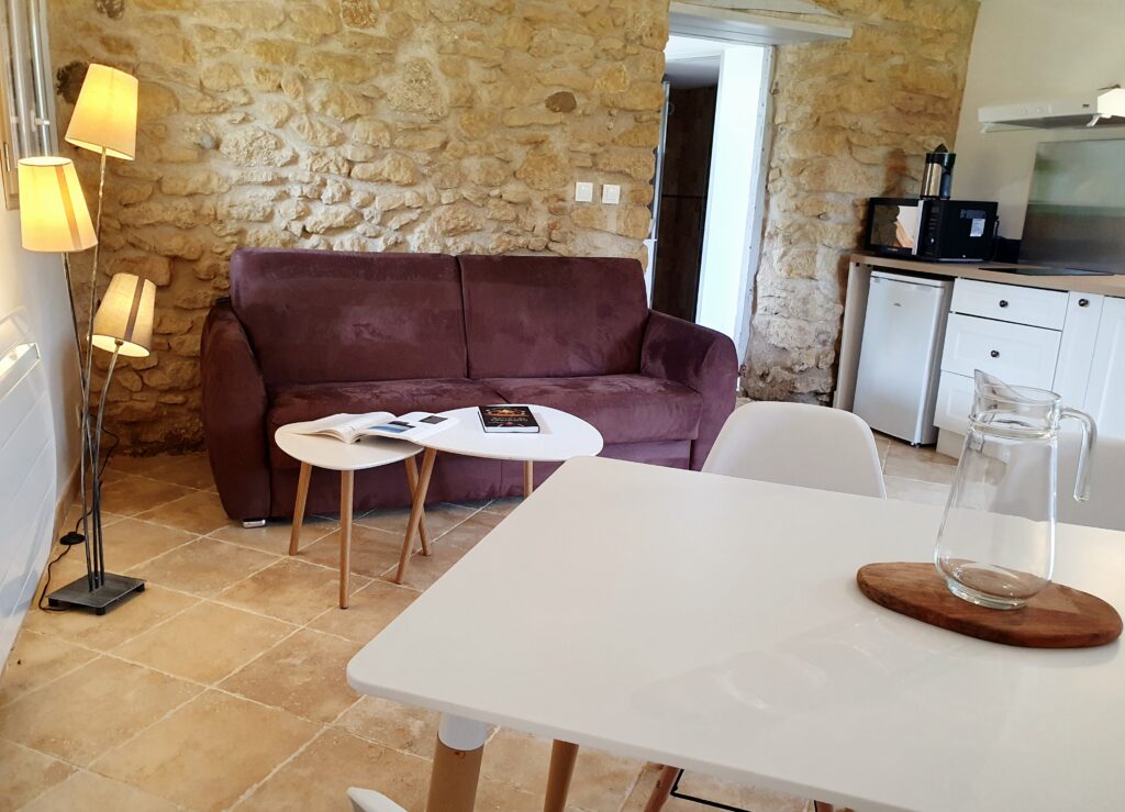 Salon confortable du gîte Le Pigeonnier, location à Mirepoix en Ariège