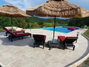 Piscine du gîte en Ariège près de Mirepoix, avec transats et cadre verdoyant pour des vacances reposantes