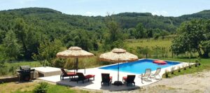 Piscine entourée de verdure et de nature au Domaine Monbel en Ariège