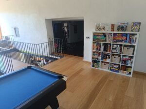 Mezzanine du gîte en Ariège avec billard, jeux de société et bibliothèque, idéale pour les loisirs à Mirepoix
