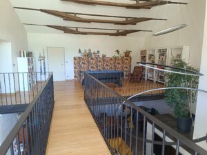 Vue de la mezzanine du gîte en Ariège avec passerelle style industriel, billard et espace jeux à Mirepoix